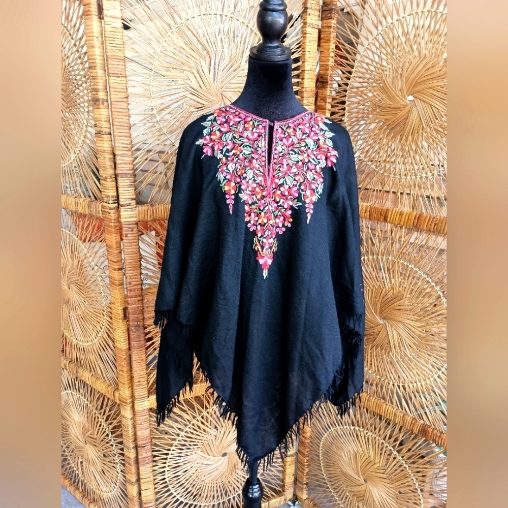 Embroidered Black Poncho with Floral Design_One Size